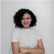 Diseñadora gráfica imparte clases a de arte, diseño y fotografía a niños de todas las edades